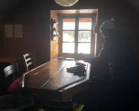 IMG_20260204_043 Avec cette table originale : pour découper le gibier, ou pour égoutter les fromages ?