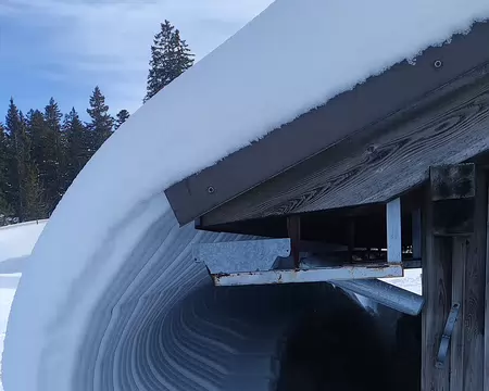 IMG_20260205_030 Jusqu'à quels extravagances peut évoluer la lente descente de la neige accumulée sur un toit glissant.