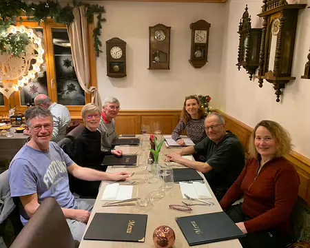 IMG_20260205_040 Après la première douche du séjour, et avant de se jeter sur notre premier vrai repas, voici Thierry, Martine, Guillaume, Bénédicte, Alain et Marina. Pendules...