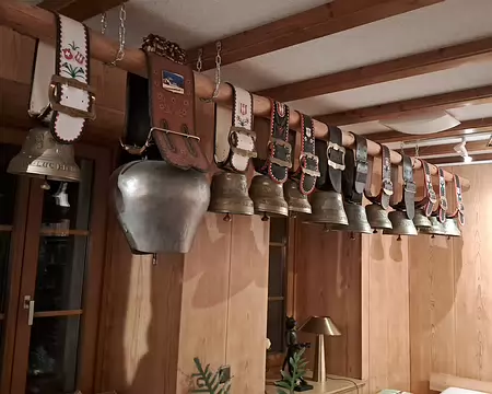 IMG_20260205_050 ... et cloches bovines décorent avantageusement les salles communes.