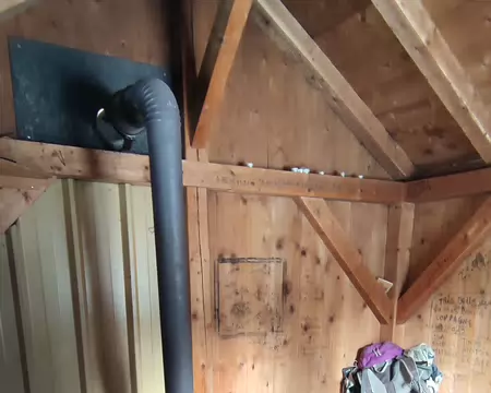 IMG_20260207_050 Il n'est équipé que d'un poile, deux bancs et une table.