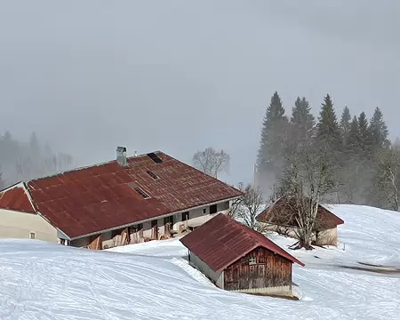 IMG_20260207_080 ... vers la ferme servant de restaurant d'altitude : c'est là que nous prenons notre dernier pique-nique.