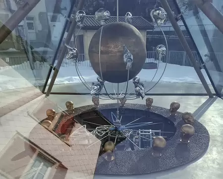 IMG_20260207_082 Au centre de Brassus, sculpture horlogère animée : le bourg est un haut lieu de l'horlogerie de luxe (Audemars Piguet).