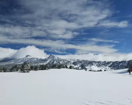 2026-02-21-11h35m25 Les Hauts-Plateaux du Vercors enneigés et les sommets ennuagés.