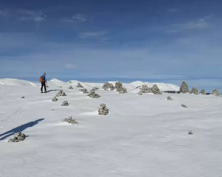 2026-02-22-10h05m09 Petit crochet au sud du GR93 pour passer auprès des cairns...