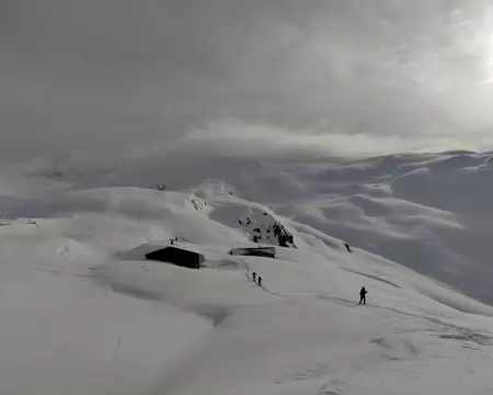 2026-03-22_16h54m29s_26-RQ09_J2-FREDERIC Avec l'amélioration du temps, c'est parti pour un exercice DVA, sondage et pelletage autour du refuge.