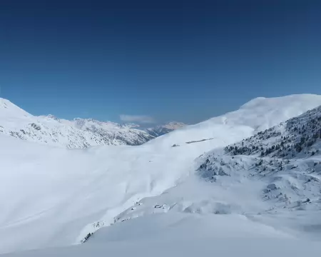 2026-03-23_10h46m16s_26-RQ09_J3-FREDERIC Le col du Glandon au loin et le Plan du Suet (1er plan).