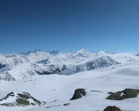 2026-03-23_13h43m12s_26-RQ09_J3-FREDERIC Panorama depuis la stèle au dessus du col de la Croix-de-Fer (Aiguilles d'Arves, Aiguilles de la Saussaz, Aiguille du Goléon en arrière plan des Aiguilles de la...