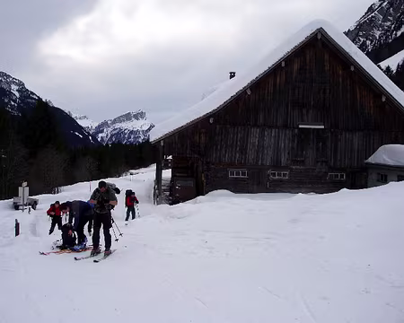07 le groupe met les skis a Chapeliberg