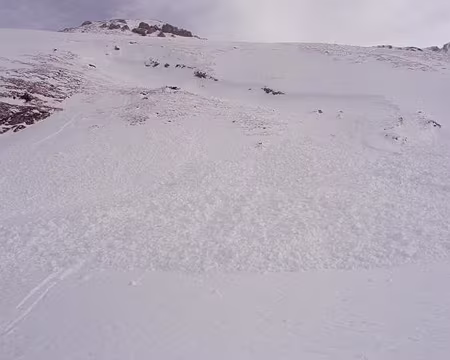 04 avalanche de plaque, declenchee par deux skieurs dix minutes avant!