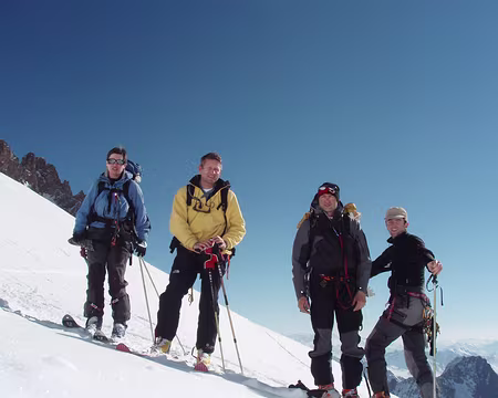 32 le groupe au complet sous la grande ruine