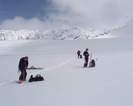 08 on met les peaux sur le glacier du Sulztal