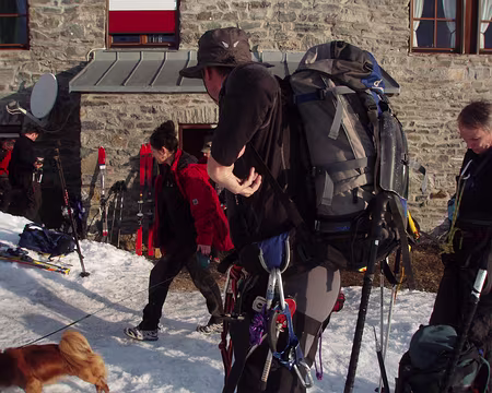 23 le lendemain matin, une dame promène ses yorkshires...
