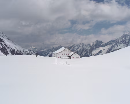 46 dans la chaleur, le refuge (fermé) de Neue Regensburger Hütte parait un mirage