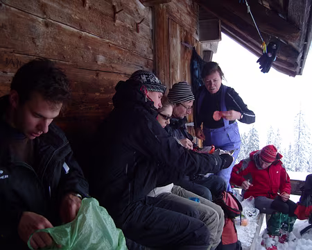 S1033493 une cabane nous abrite pour le pique-nique