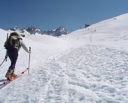012 isabelle avec en visee le refuge de la glere, au fond le neouvielle