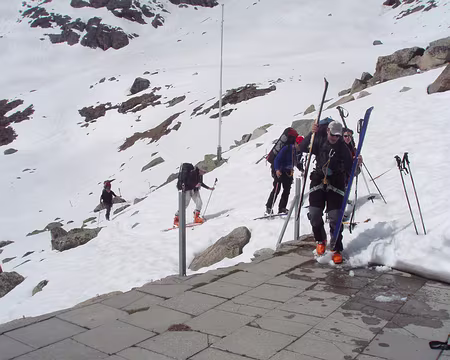 06 arrivee sur la terrasse du refuge de Boval