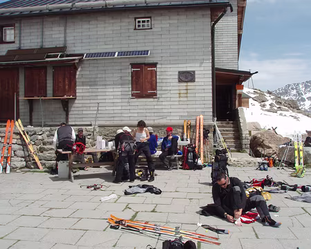 44 grand rangement de printemps sur la terrasse du refuge de Boval