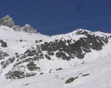 15 En vue : le refuge des aiguilles rouges (en haut à droite)
