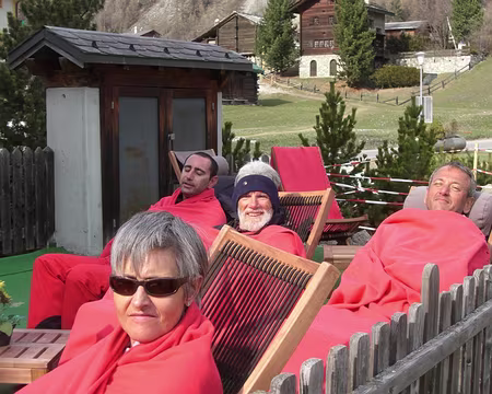 79 Evolène, dans lattente du car.