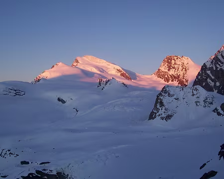 PXL021 Strahlhorn am morgen 5h45 (bis) - à droite, le Rimpfischhorn -