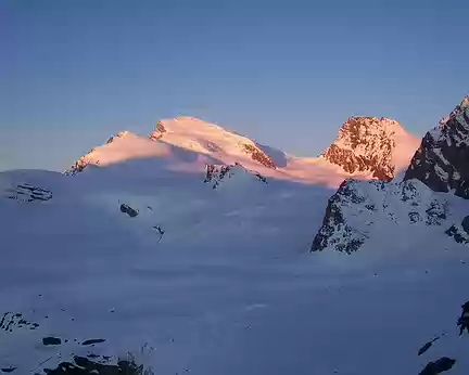 PXL021 Strahlhorn am morgen 5h45 (bis) - à droite, le Rimpfischhorn -