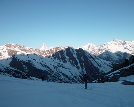 PXL016 en montant à l'Alphubeljoch - au fond de gauche à droite Cervin, Dent Blanche, Zinalrothorn