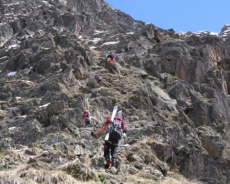 PXL010 ..... à travers la barre rocheuse