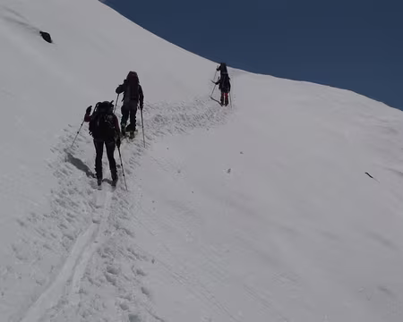 PXL023 On chausse les skis 200m sous la cabane
