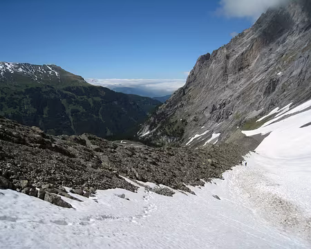 2010-06-04_05 Chaussage des skis à 1950 m