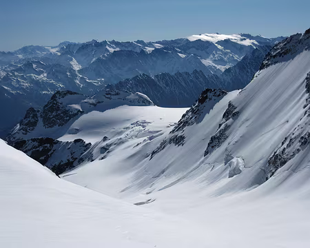 2010-06-05_17 L'itinéraire de montée depuis la brèche 3032 à gauche