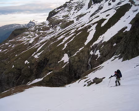 2010-06-06_05 Montée au Lauteraarsattel, cabane Gleckstein au fond