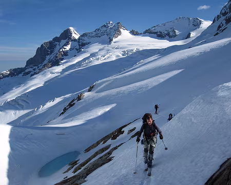 2010-06-06_11z2466 Arrivée au Lauteraarsattel (3154 m), Wetterhorn, Mittelhorn et Rosenhorn