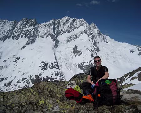 2010-06-06_22 Pierre devant le Lauteraarhorn et le Schreckhorn