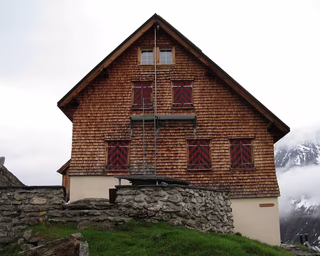 2010-06-07_02 Départ de la cabane Gauli (2205 m)