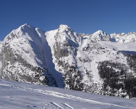 PXL016 En face à droite les pistes de Vichères