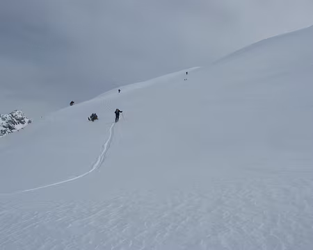 PXL034 Un par un dans la pente chargée