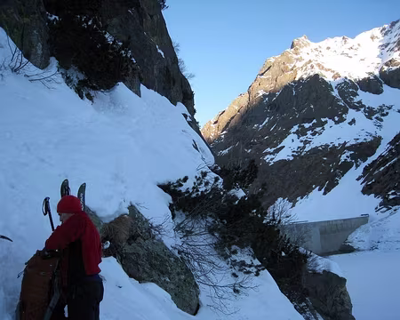 2011-03-09_01 Départ du rifugio Curo, accès à la digue du Lago del Barbellino