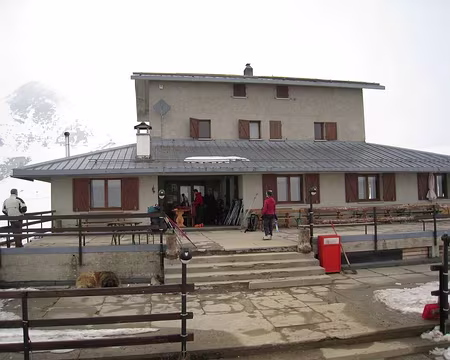 2011-03-12_01 Le rifugio-albergo Monte Avaro