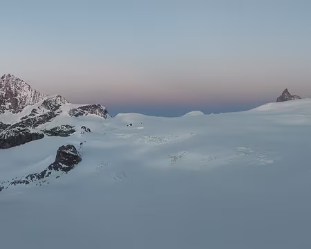 PXL007 Le soir s'approche de la cabane Bertol