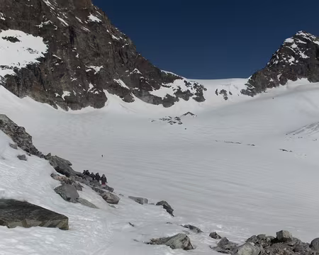 PXL017 Après la descente du glacier de Tsa de Tsan, remontée vers le col du Mont Brulé