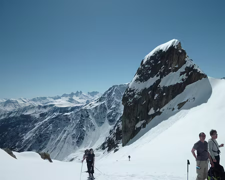 PXL011 Petite pause avant la redescente sur toile de fond des Aiguilles d'Arves