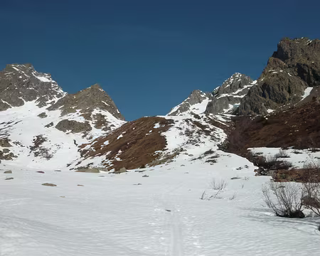 PXL015 On montera sur le peu de neige restant à droite de la crête