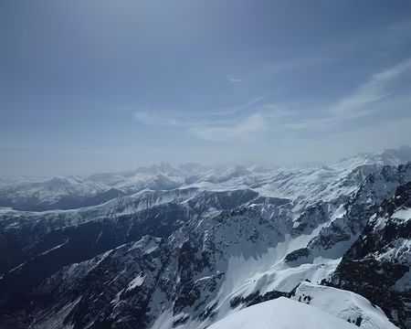 PXL029 Du sommet du Grand Morétan, les Aiguilles d'Arves un peu dans la brume