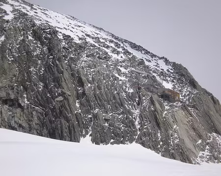 PXL021 enfin l' OBERAARJOCHHÜTTE...le refuge fantôme..désert malgré notre réservation!