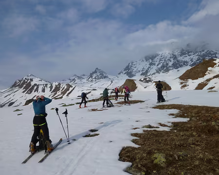 PXL004 J2 de Heidelberger Hütte vers Jamtal Hütte par Zahnjoch et Fluchthorn (3398m) - en face au milieu le Zahnjoch et à droite dans les nuages le Fluchthorn