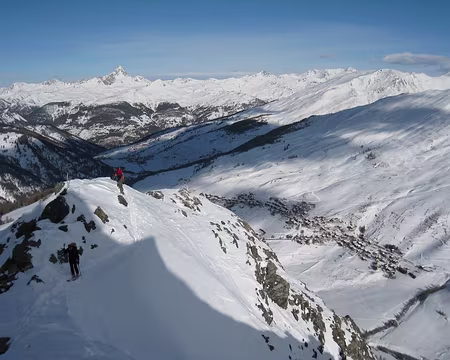 2012-01-08_13 Sur l'arête nord du Pic Cascavelier, avec vue plongeante sur St Véran