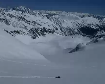 PXL010 skieur avec son chien qui se repose