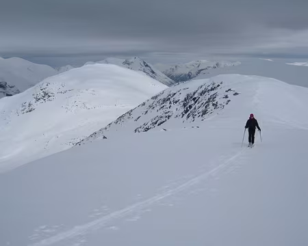 2012-04-09_17 Traversée vers le Kalvedalsegga, le Stadheimsnibba à l'arrière-plan