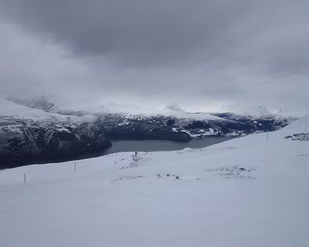 2012-04-10_10 Vers le Blatinden, Norddalsfjorden